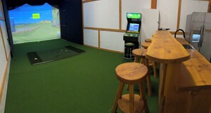 Virtual golf lounge