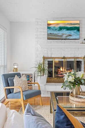 Gas fire place hardwood floors, 43'' TV