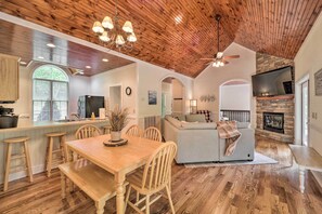Dining Area | Dishware & Flatware Provided