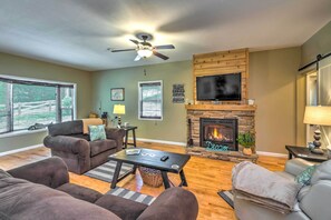 Living Room | Queen Air Mattress | Free WiFi | Smart TV