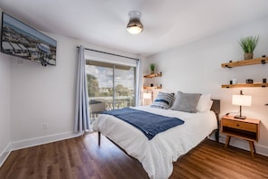 Cozy Bedroom with Queen Size Bed, Smart tV and balcony!  Enjoy your morning coffee!