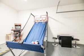 [amenities:games:1] Games Room