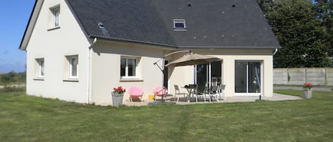 Außenseite Ferienhaus [Sommer]