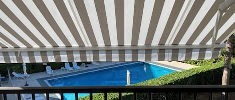 La piscine sous la terrasse