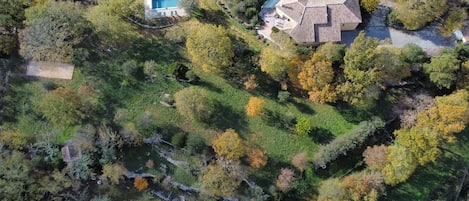 Vue aérienne, maison, piscine, terrain de pétanque et vaste jardin