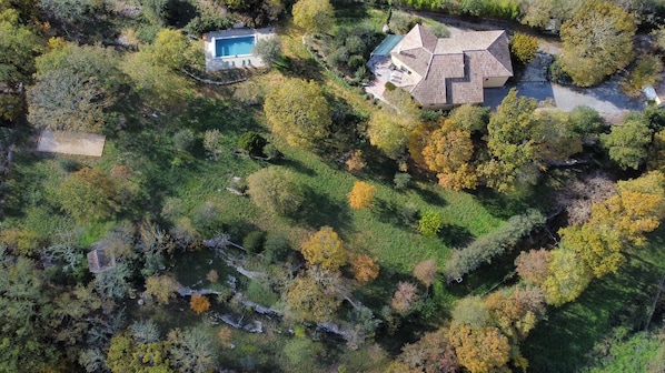 Vue aérienne, maison, piscine, terrain de pétanque et vaste jardin