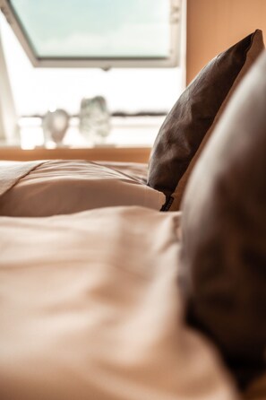 Schlafzimmer mit Doppelbett
