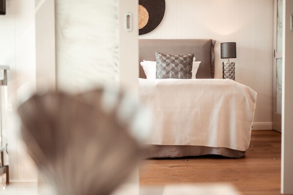 Schlafzimmer mit Doppelbett