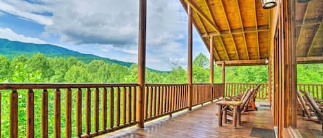 Gatlinburg Vacation Rental Cabin | 4BR | 6BA | 3,600 Sq Ft | Stairs Required