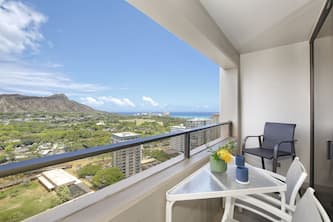 Amazing Diamond Head View, Free Parking, Wi-Fi, Pool, Gym, and more!