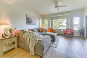Living Room | Smart TV | Free WiFi | Electric Fireplace