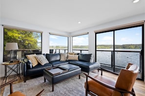 Comfortable seating with view from every angle. All windows have roller blinds, 