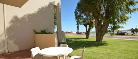 Kalbarri_Riverview_Apartment_2  patio area Kalbarri accommodatio