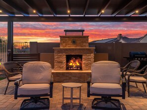 Desert Dreamin: - Relax and have a glass of wine by the outdoor gas fireplace.
