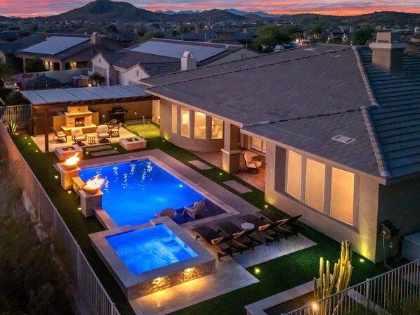 Deset Dreamin: - Outdoor Oasis! New hot tub installed September 2024.