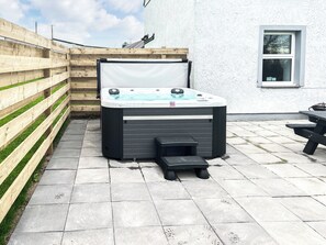 Hot tub | Llwyn Yr Arth, Rhosgoch
