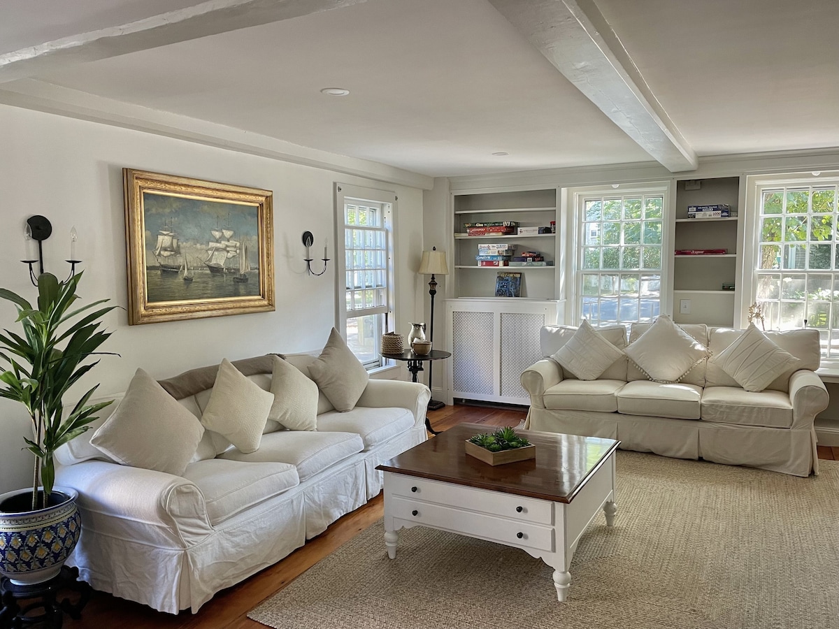 DOWNTOWN NANTUCKET, sleeps up to 12! Newly remodeled whaling captain’s house