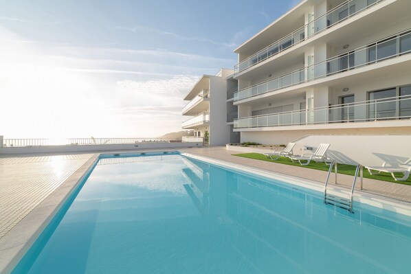 Sunset Views est un appartement de 2 chambres à louer pour les vacances, à Nazaré au Portugal, avec piscine et vue fantastique sur la mer. 