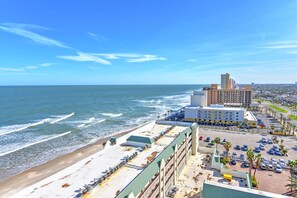 1406 - Oceanview Studio at Daytona Beach Resort - beds
