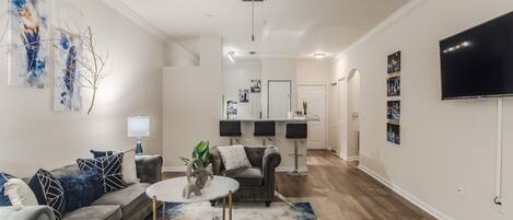 SPACIOUS LIVINGROOM & KITCHEN AREA