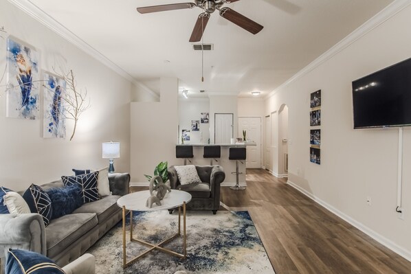 SPACIOUS LIVINGROOM & KITCHEN AREA