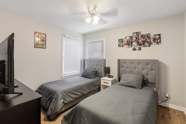 2 Twin beds with Smart TV