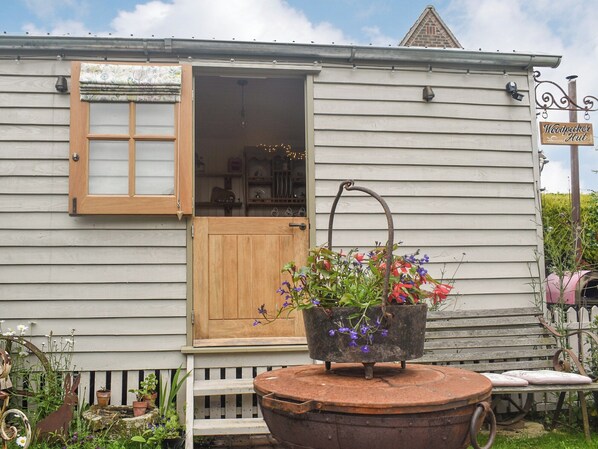 Exterior | Shepards Hut, Frampton-on-Severn