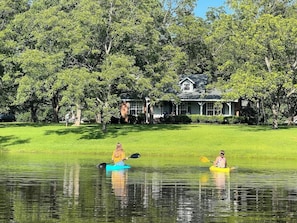 Enjoy the water, tree swing, pecan orchard, firetruck, pond, front porch and peace of mind enjoying excellent hospitality at Pond House on the Plains, just 6.3 miles from Auburn Stadium.