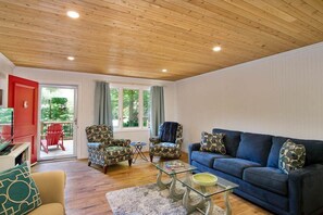 Enter to Front Living room