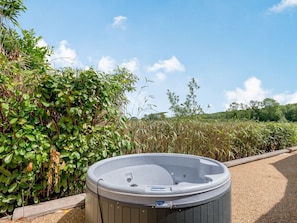 Hot tub | The Gallery Barn - Canal View House and The Gallery Barn, Swafield