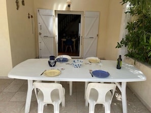 Outdoor dining