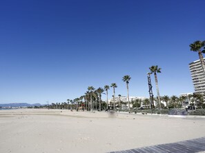 L'Eau, Ciel, Propriété, Plante, Bâtiment, Nuage, Piscine, Arbre, Zone Résidentielle, Herbe