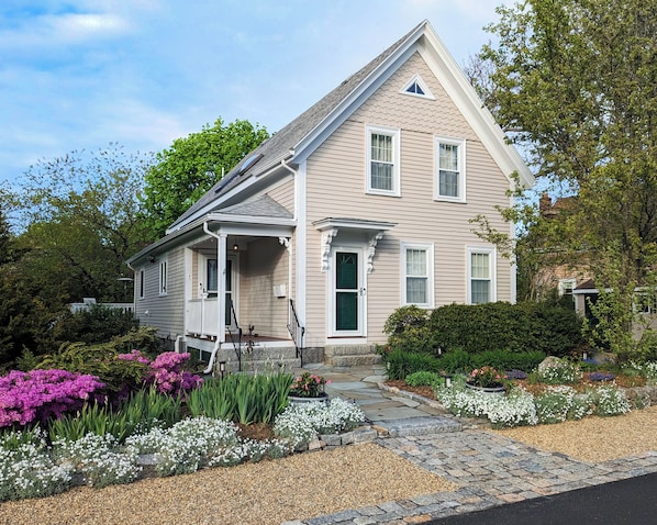 The Nest...all the comforts of home in a newly renovated 1900 farmhouse