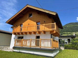 Wolke, Himmel, Gebäude, Eigentum, Fenster, Pflanze, Haus, Grundstueck, Holz, Hütte