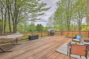 Back Deck | 900 Sq Ft | Gas Grill