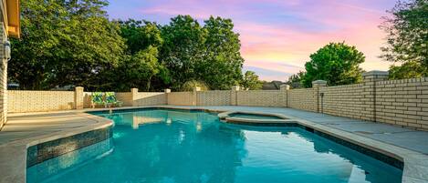 Very large pool with hot jacuzzi!