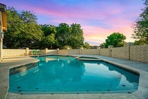 Very large pool with hot jacuzzi!