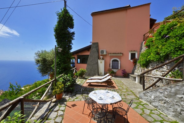 The property with the well kept garden and the panoramic view on the sea
