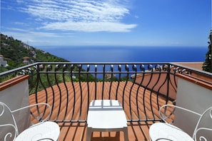 The balcony of the upper bedroom with the beautifull vew on the sea