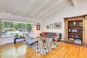 Living Room | Free WiFi