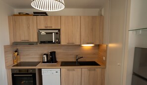 Fully equipped kitchen opening onto the dining room