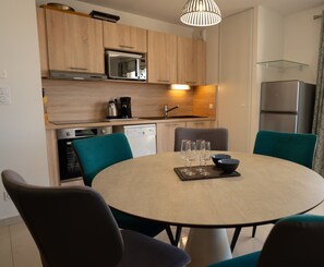 Fully equipped kitchen opening onto the dining room