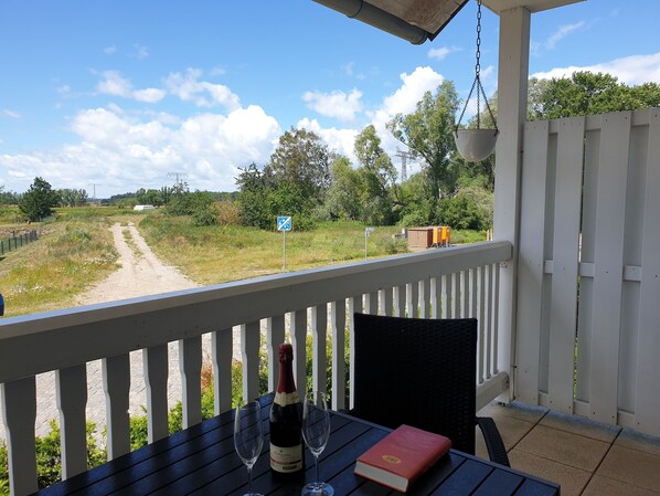 Gemütlicher Balkon mit Blick ins Grüne!