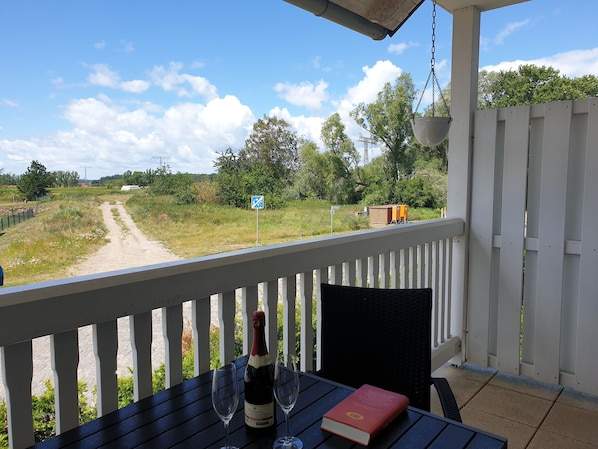 Gemütlicher Balkon mit Blick ins Grüne!