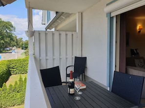 Genießen Sie Ihre Auszeit auf dem überdachten Balkon mit Blick über das gepflegte Hafengelände.