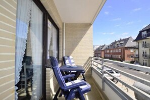Ostbalkon mit Balkonmöbel