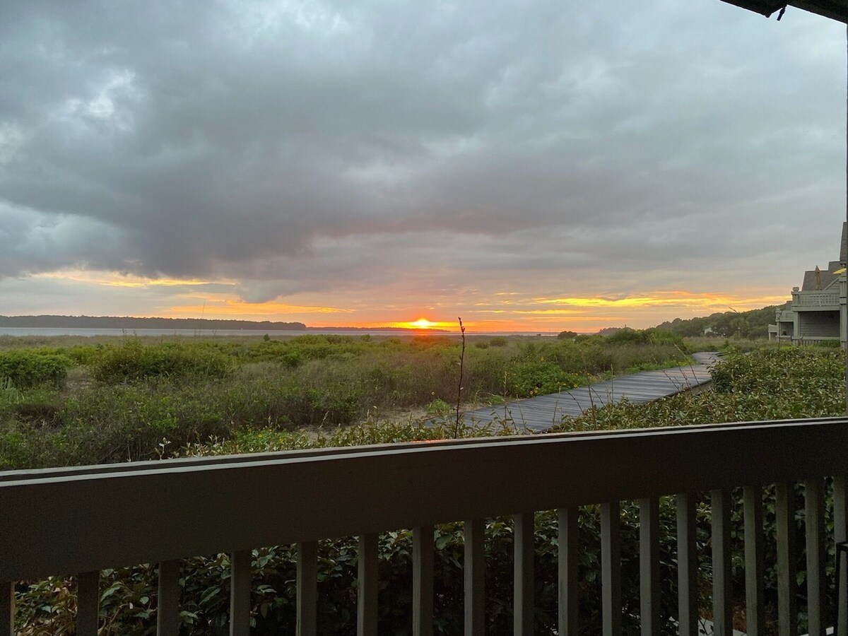1st Floor End Unit! Pet Friendly! Amenity Cards! Panoramic Water/Beach Views!