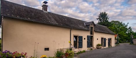 La façade du "Pamparou", qui donne sur la cour intérieure.