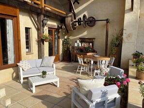 Front terrace of Boulangerie Gîte