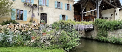 Front of Le Moulin and the Boulangerie Gîte